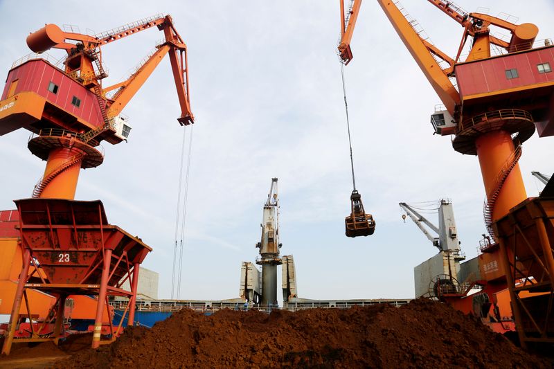 © Reuters. Guindastes descarregam minério de ferro importado em porto de Jiangsu, China