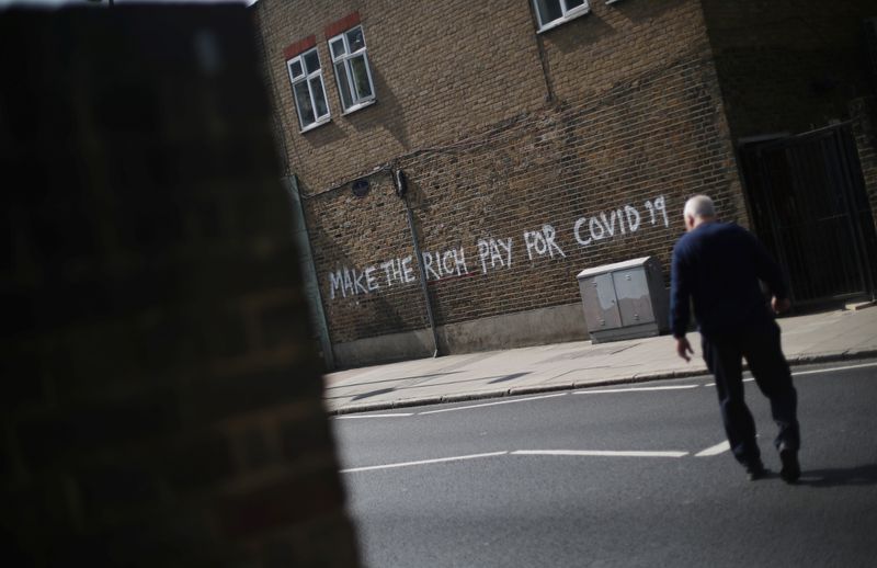 &copy; Reuters. Homem caminha em rua de Londres em meio à pandemia de coronavírus em Londres
