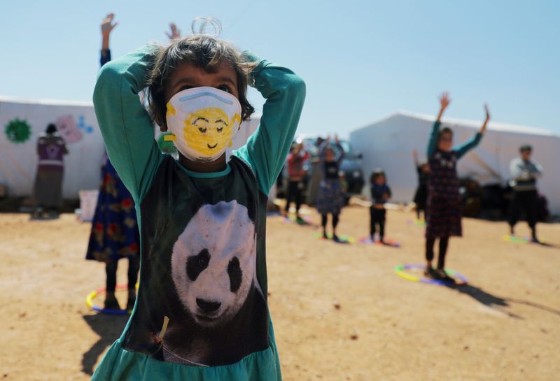 &copy; Reuters. Menina com máscara de proteção em acampamento de refugiados em Idlib, na Síria