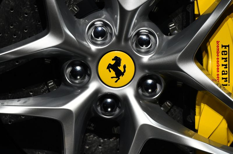 &copy; Reuters. Il logo Ferrari su una vettura presentata a Roma