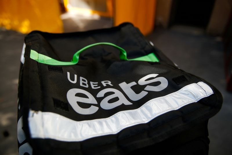 &copy; Reuters. FOTO DE ARCHIVO: La mochila de un repartidor de Uber Eats se ve en París durante un confinamiento impuesto para frenar la propagación de la enfermedad coronavirus (COVID-19) en Francia