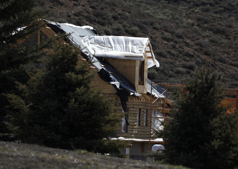 &copy; Reuters. Construction on a home is idle amid concerns related to coronavirus disease