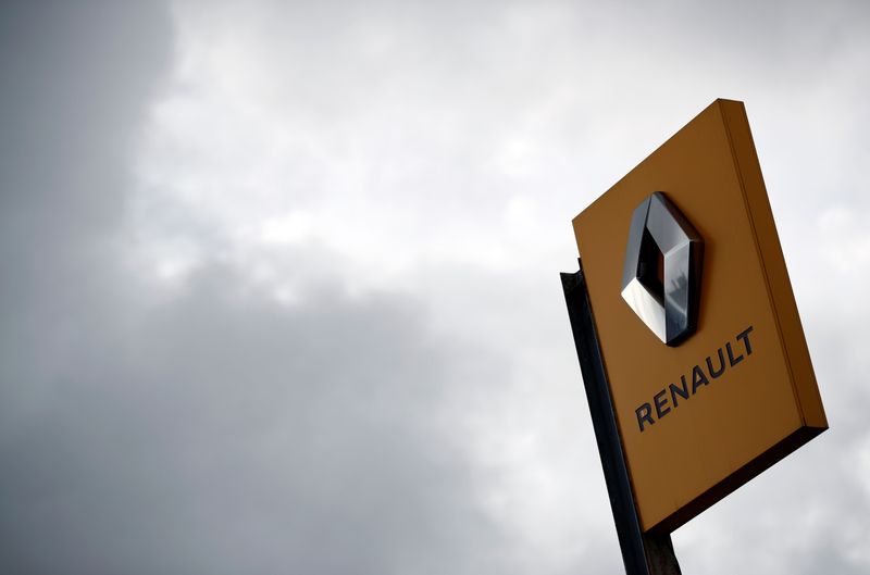 &copy; Reuters. Logo of Renault carmaker is pictured at a dealership in Nantes