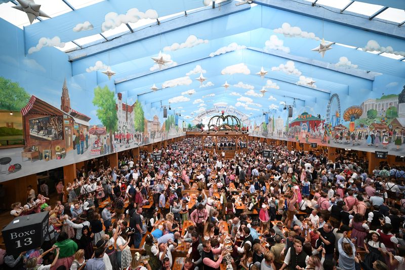 &copy; Reuters. Panoramica dell&apos;edizione del 2019 dell&apos;Oktoberfest a Monaco, in Germania