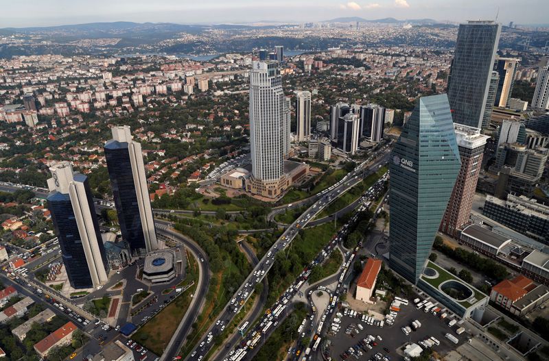 © Reuters. El distrito financiero y de negocios de Levent, que comprende la sede de los bancos y los centros comerciales más populares, se muestra en Estambul
