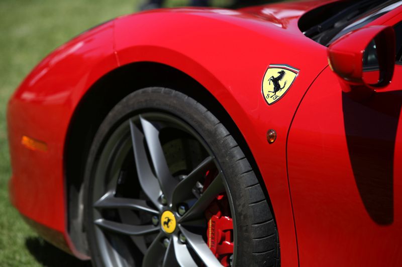 &copy; Reuters. Il logo Ferrari su una vettura della casa di Maranello a Santiago