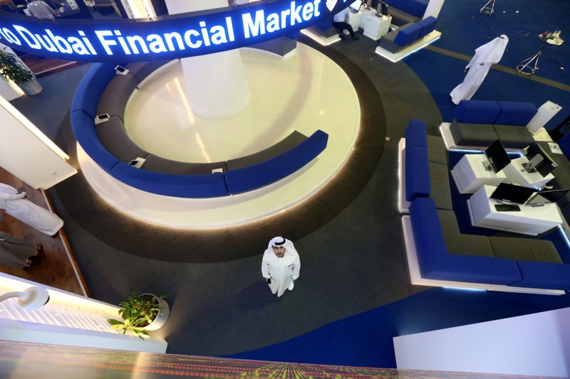 © Reuters. FILE PHOTO: Investor looks at the screen at the Dubai International Financial Market in Dubai