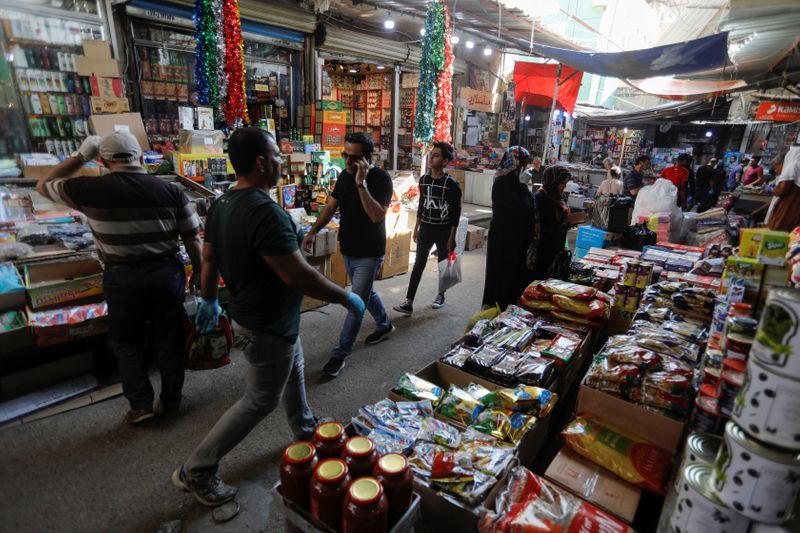 &copy; Reuters. العراق يخفف بعض قيود العزل قبل رمضان