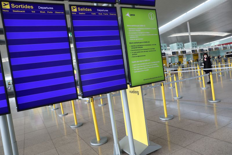 © Reuters. FILE PHOTO: Empty departures boards at Josep Tarradellas Barcelona-El Prat Airport