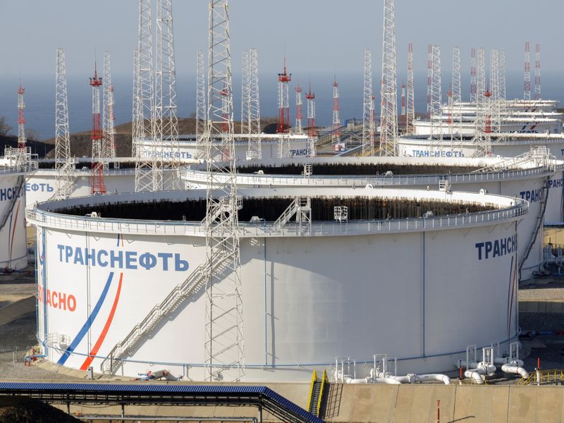 &copy; Reuters. Нефтехранилища с логотипом Транснефти в порту Козьмино
