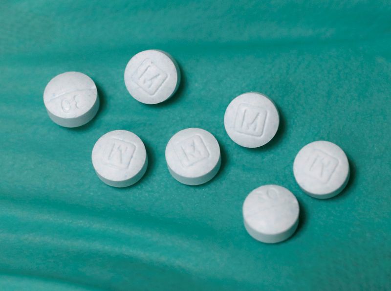 &copy; Reuters. A pharmacist holds prescription painkiller Oxycodone Hydrochloride, 30mg pills, made by Mallinckrodt