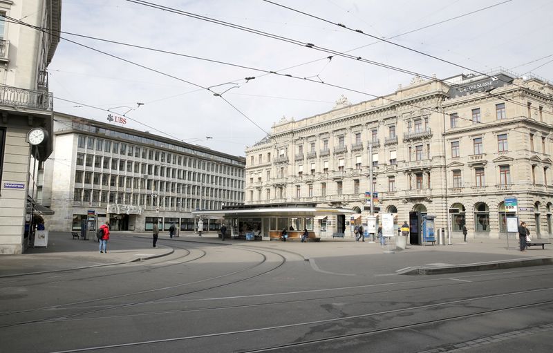 &copy; Reuters. FILE PHOTO: General view shows the Paradeplatz and the offices of Swiss banks UBS and Credit Suisse in Zurich