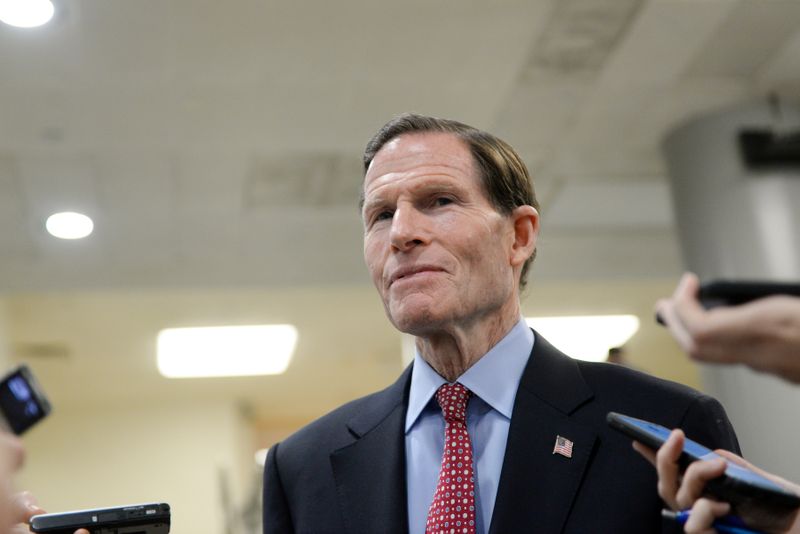 © Reuters. Senator Blumenthal speaks to reporters in the U.S. Capitol subway area in Washington