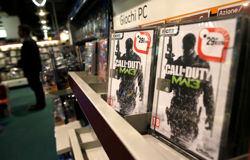 &copy; Reuters. Copies of Call of Duty Modern Warfare 3 video game published by Activision Blizzard, owned by Vivendi, are displayed in a shop in Rome