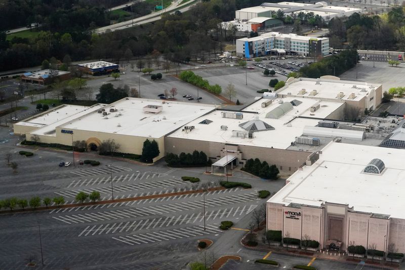 © Reuters. FOTO DE ARCHIVO: Se ve un estacionamiento de un centro comercial vacío en Kennesaw