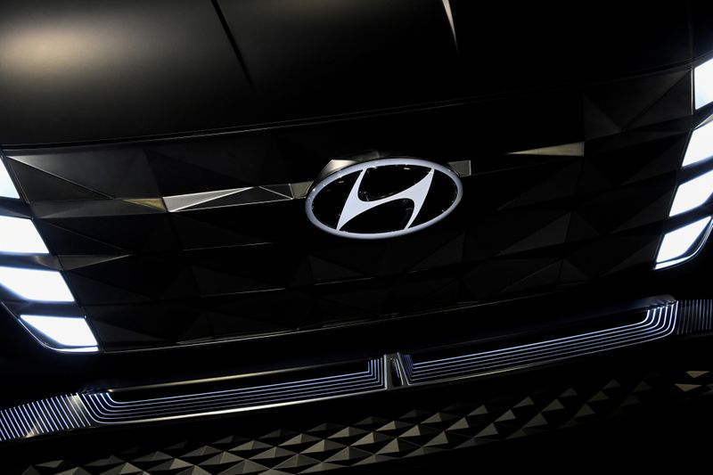 &copy; Reuters. FILE PHOTO: Hyundai&apos;s logo seen on its Vision T concept car at the LA Auto Show