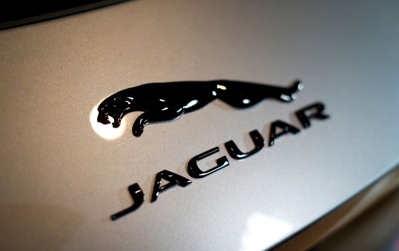 © Reuters. Jaguar Land Rover unveils new Jaguar F-Type model during its world premiere in Munich
