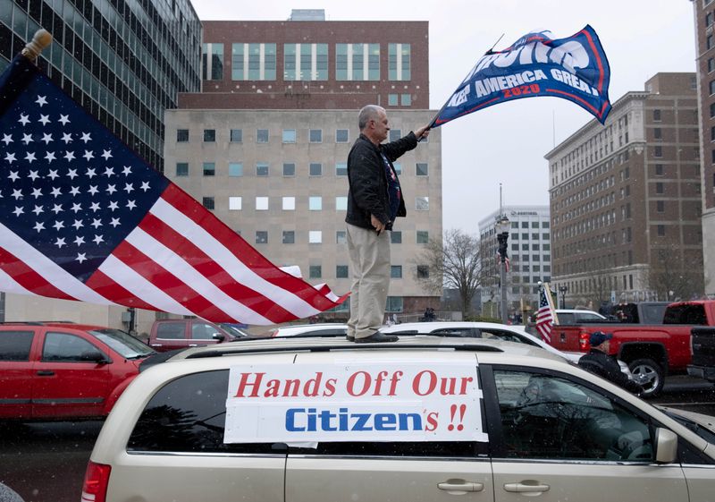 &copy; Reuters. FILE PHOTO: Protest against the state&apos;s extended stay-at-home order in Lansing