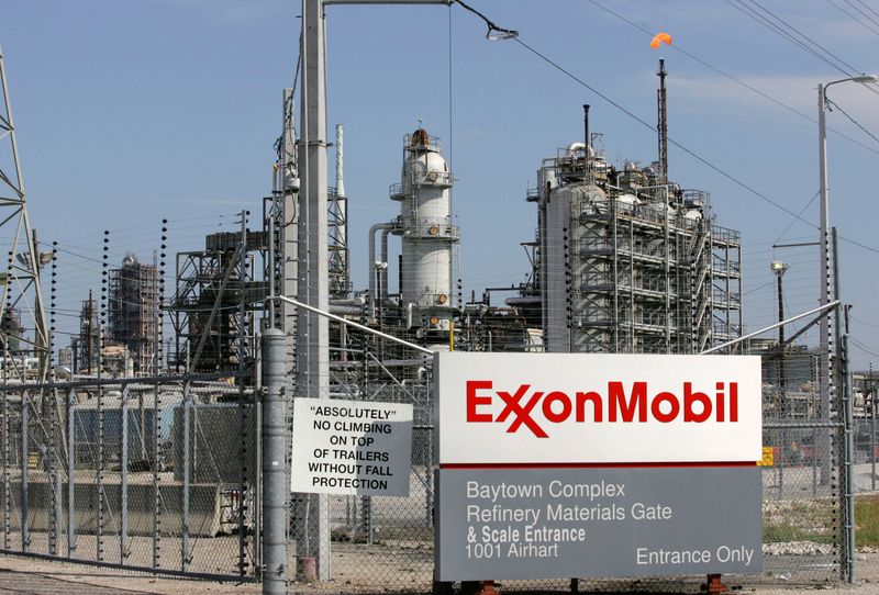 © Reuters. FILE PHOTO: View of the Exxon Mobil refinery in Baytown, Texas