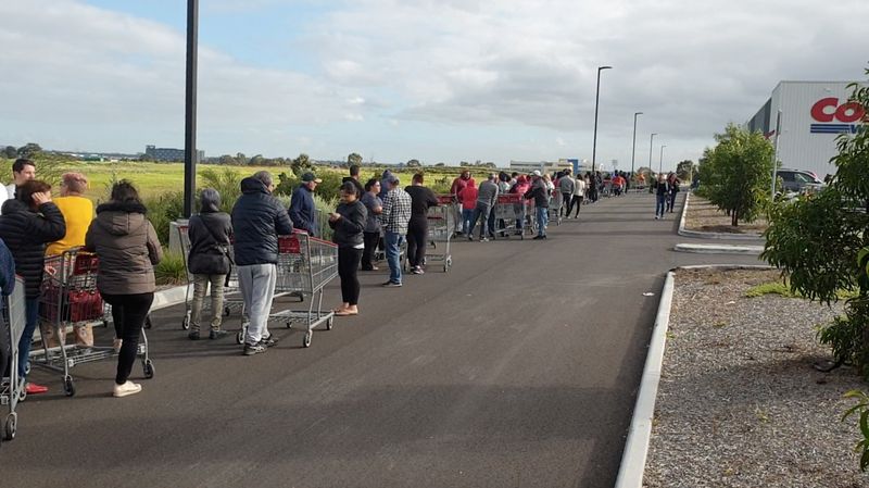 &copy; Reuters. FILE PHOTO:  Shoppers line up outside Costco Wholesale store in Epping, Melbourne