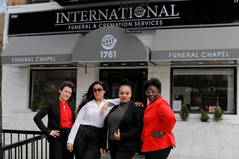 &copy; Reuters. Foto de Lily Sage Weinrieb, Alisha Narvaez, Jenny Adames y Nicole Warring posando para una foto frente a la funeraria de Harlem  International Funeral &amp; Cremation Services, en medio de la pandemia de coronavirus