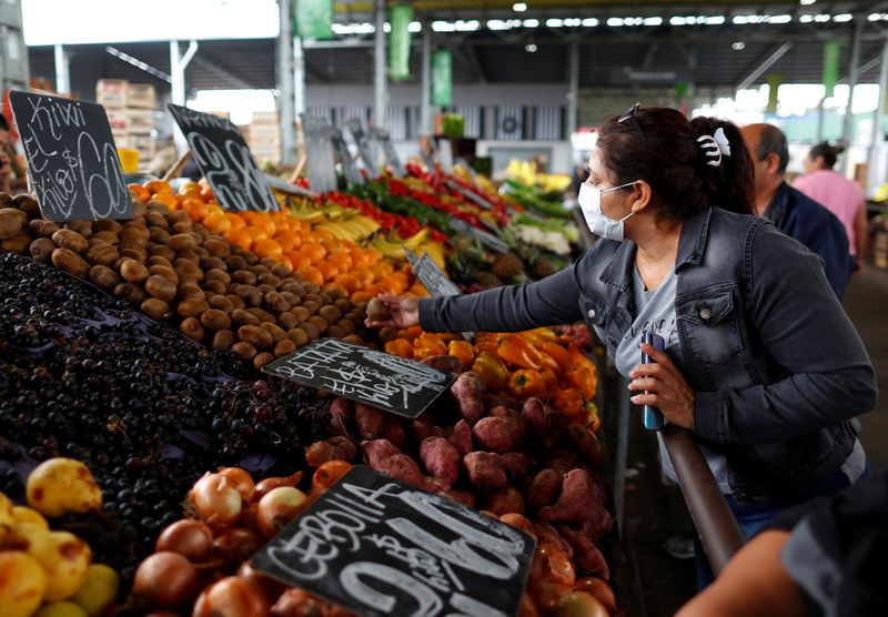 &copy; Reuters. FOTO DE ARCHIVO: Una mujer que usa una mascarilla como medida preventiva contra el coronavirus (COVID-19) realiza compras en el Mercado Central del alimentos, en La Matanza