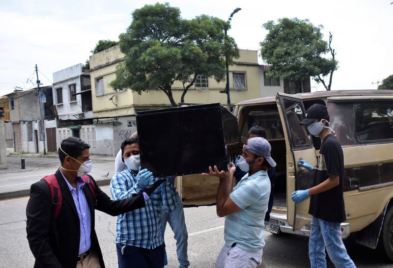 &copy; Reuters. Foto de archivo de un grupo de personas trasladando un ataúd en Guayaquil