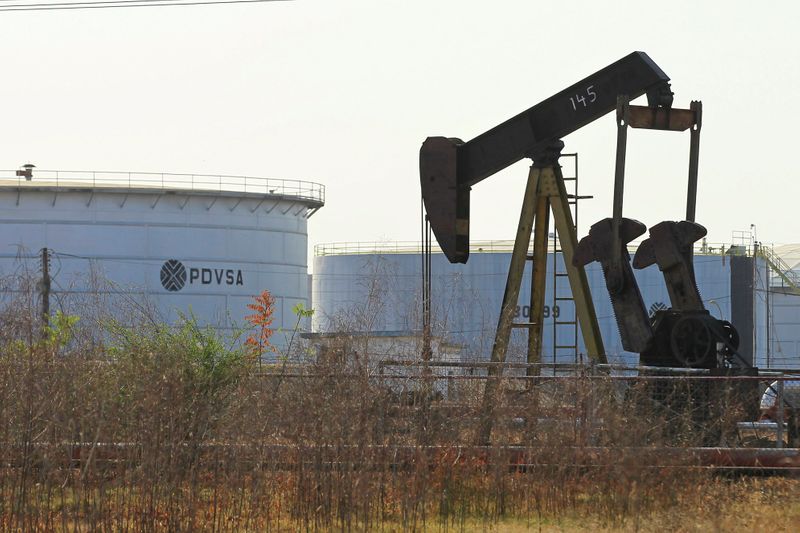 &copy; Reuters. Foto de archivo del logo de PDVSA en una instalación petrolera en Lagunillas