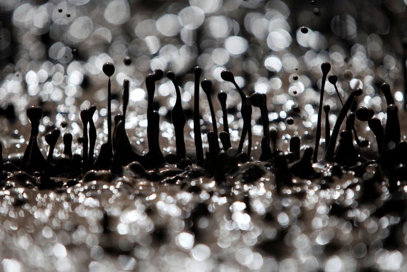 © Reuters. FILE PHOTO: A muddy run-off splashes beside an oil rig belonging to Zion Oil and Gas in Karkur, northern Israel