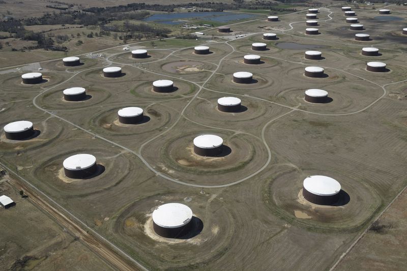 © Reuters. FILE PHOTO: Crude oil storage tanks are seen from above at the Cushing oil hub in Cushing