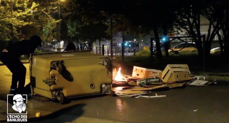 © Reuters. شبان يشتبكون مع الشرطة في ليلة أخرى من الاضطرابات في ضواحي باريس