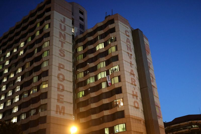 &copy; Reuters. FOTO DE ARCHIVO: La frase &quot;Juntos podemos cambiarlo&quot; se proyecta en un hospital  en Barcelona