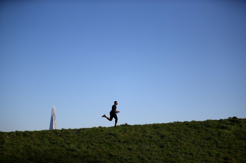&copy; Reuters. Un corredor en Burgess Park, mientras la propagación de la enfermedad coronavirus (COVID-19) continúa en Londres, Reino Unido