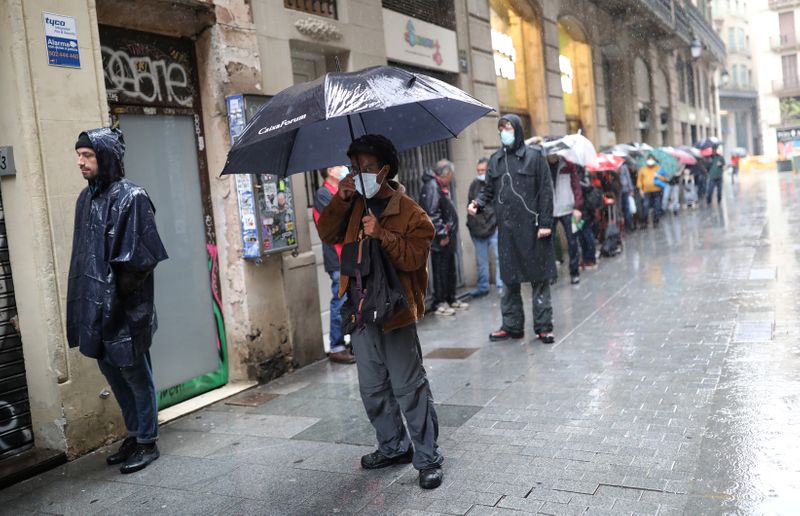 &copy; Reuters. Pessoas fazem fila para pegar comida em paróquia católica em Barcelona