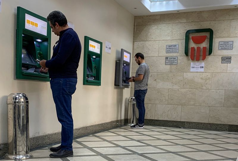 © Reuters. مسؤول: مصر ترفع الحد الأقصى للسحب من البنوك وماكينات الصراف الآلي بداية من رمضان