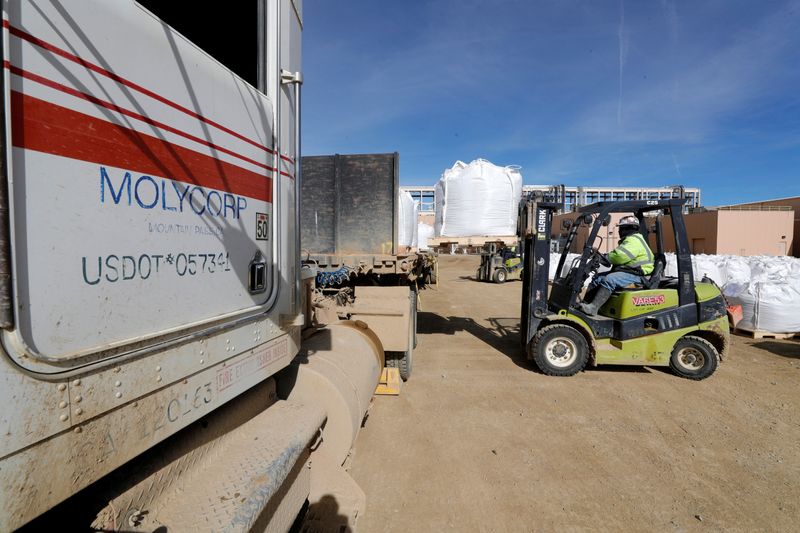 © Reuters. A forklift operator arranges 1,500 kg bags of bastnasite concentrate for shipping at the MP Materials, formerly Molycorp, rare earth mine in Mountain Pass