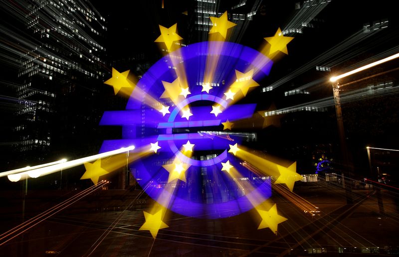 &copy; Reuters. FOTO DE ARCHIVO: El signo del euro fotografiado frente a la antigua sede del Banco Central Europeo en Fráncfort