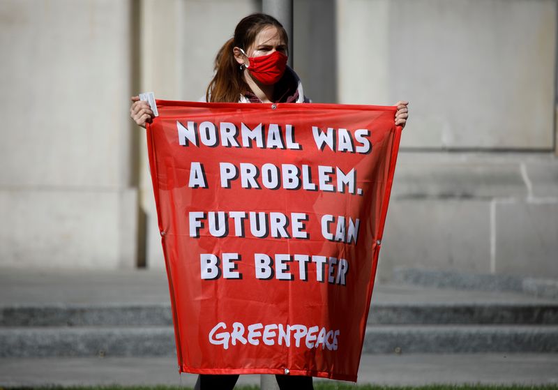 &copy; Reuters. Ativista ambiental do Greenpeace segura cartas em Varsóvia