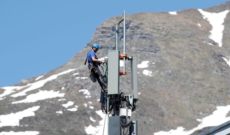 &copy; Reuters. FILE PHOTO: A technician installs 5G antennas of Swiss telecom operator Swisscom in Lenzerheide