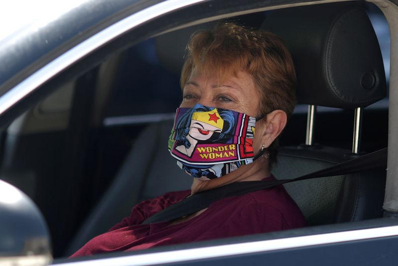 &copy; Reuters. Mulher usa máscara de proteção estilizada em Los Angeles