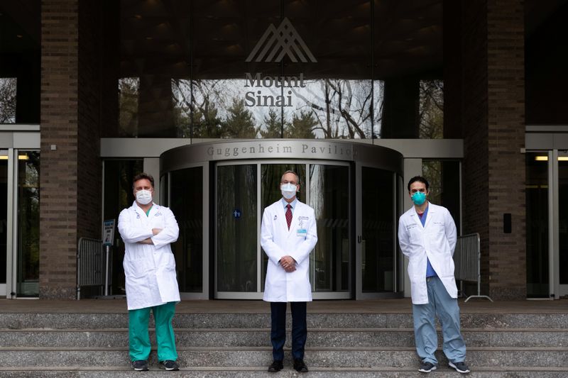 © Reuters. Doctors pose outside The Mount Sinai Hospital in Manhattan, New York City