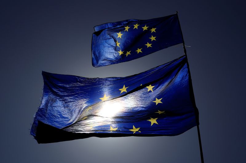 &copy; Reuters. Флаги Европейского Союза в Лондоне
