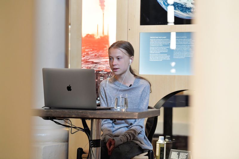 &copy; Reuters. La activista Greta Thunberg participa en una conversación por video con Johan Rockstrom, quien se conectó desde Alemania, sobre la enfermedad COVID-19 causada por el nuevo coronavirus y el ambiente en el Museo Nobel en Estocolmo