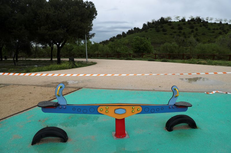 &copy; Reuters. Playground infantil fechado em Madri por causa do coronavírus