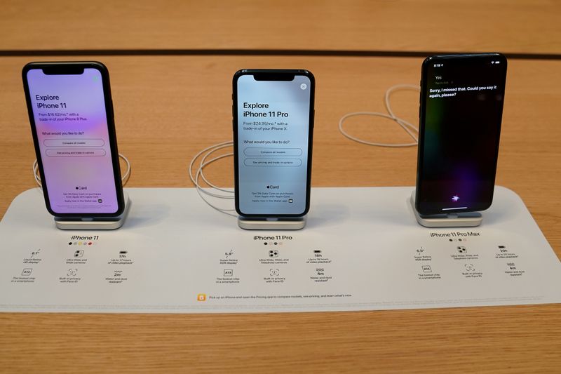 &copy; Reuters. FILE PHOTO: Apple iPhone 11&apos;s are pictured inside of the Apple Store on Fifth Ave in the Manhattan borough of New York