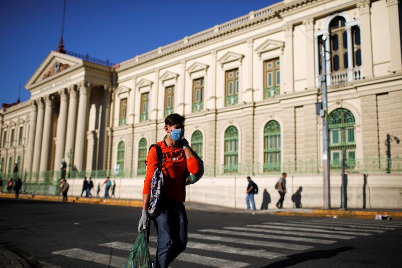 &copy; Reuters. FOTO DE ARCHIVO. Imagen referencial de un hombre caminando frente al Palacio Nacional, en San Salvador, El Salvador.