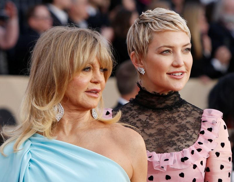 &copy; Reuters. Foto de archivo de las actrices Goldie Hawn (I) y Kate Hudson llegando a la gala de los 24th Screen Actors Guild Awards en Los Angeles