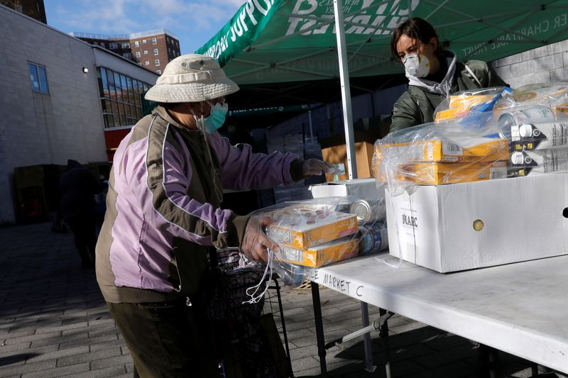 © Reuters. Operación de rescate de alimentos para residentes necesitados dirigida por City Harvest en el distrito de Bronx de la ciudad de Nueva York