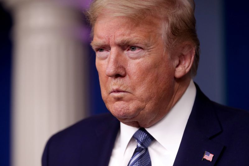 &copy; Reuters. Imagen de archivo del presidente de Estados Unidos, Donald Trump, escuchando la pregunta de un periodista durante una conferencia de prensa en la Casa Blanca en Washington