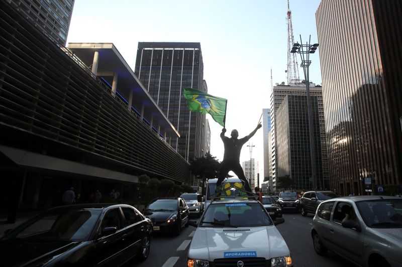 &copy; Reuters. Apoiadores do presidente Jair Bolsonaro protestam contra isolamento social na Avenida Paulista